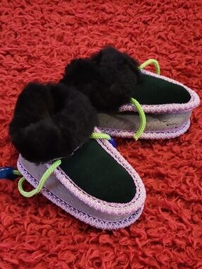 Kids Cozy Faux-Fur Trim Moccasin Slippers in Green and Purple